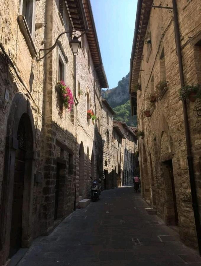 La Dimora Di Pietra Apartment Gubbio Bagian luar foto