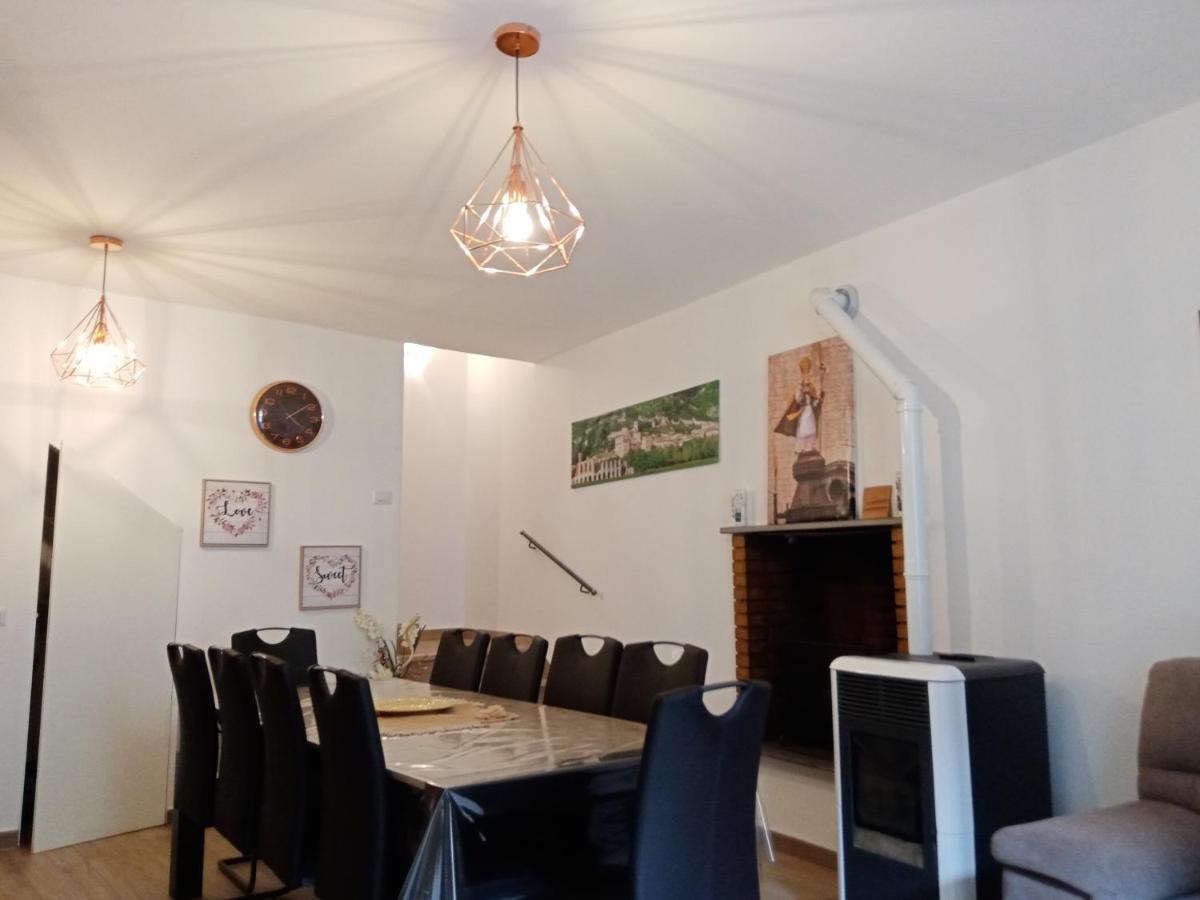 La Dimora Di Pietra Apartment Gubbio Bagian luar foto