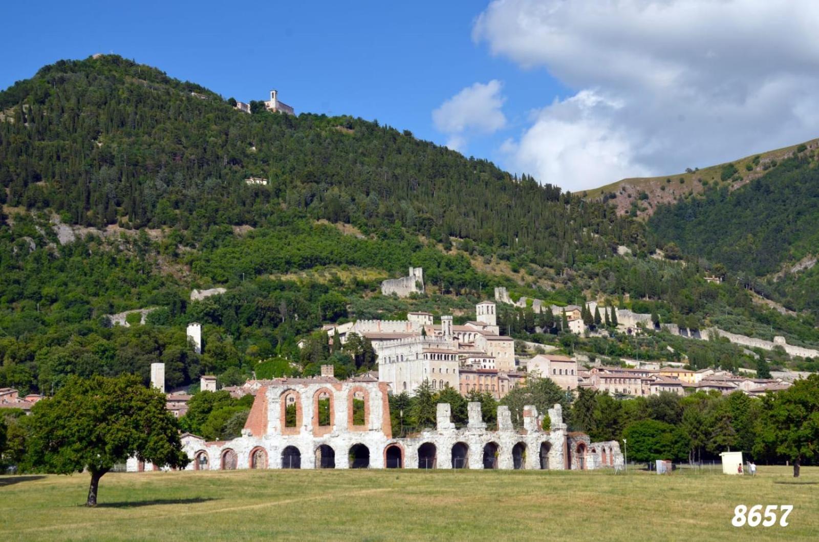La Dimora Di Pietra Apartment Gubbio Bagian luar foto
